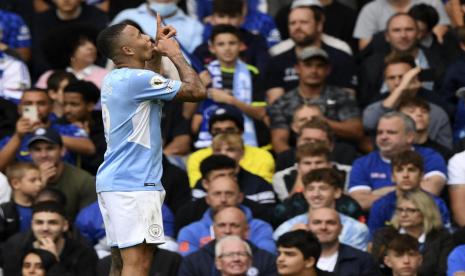 Penyerang Manchester City Gabriel Jesus merayakan golnya ke gawang Chelsea.