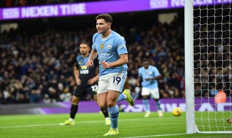 Penyerang Manchester City Julian Alvarez berselebrasi setelah menjebol gawang Burnley dalam lanjutan Liga Primer Inggris. 