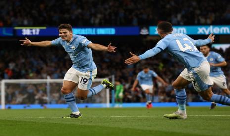 Penyerang Manchester City Julian Alvarez (kiri) merayakan golnya ke gawang Newcastle United dalam laga Liga Primer Inggris.