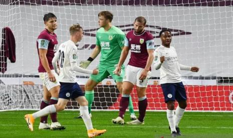 Penyerang Manchester City Raheem Sterling (kanan) merayakan gol pertamanya ke gawang Burnley dalam laga 16 besar Piala Liga Inggris di Stadion Turf Moor, Burnley, Inggris, Rabu (30/9/2020) waktu setempat