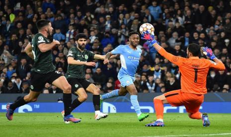 Penyerang Manchester City Raheem Sterling (kedua dari kan) belum mampu menaklukkan kiper Sporting CP Antonio Adan (kanan). Manchester City masih kesulitan untuk mencetak gol ke gawang Sporting CP pada interval pertama leg kedua babak 16 besar Liga Champions 2021/2022, yang berlangsung di Stadium Etihad, Kamis (10/3) dini hari WIB tadi.