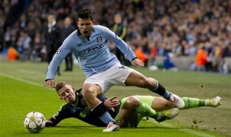 Penyerang Manchester City, Sergio Aguero, diganjal pemain Ajax Amsterdam, Toby Alderweireld, pada laga grup D Liga Champions di Etihad Stadium, Rabu (7/11) dini hari. Laga tersebut berakhir imbang 2-2