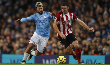 Penyerang Manchester City Sergio Aguero (kiri) mencetak gol pertama kemenangan timnya atas Sheffield United 2-0.