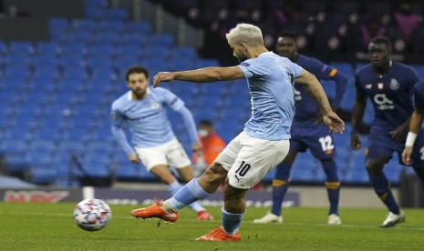 Penyerang Manchester City Sergio Aguero mencetak gol ke gawang Porto lewat titik penalti.