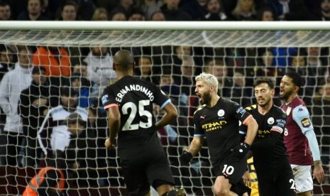 Penyerang Manchester City Sergio Aguero merayakan gol ke gawang Aston Villa.