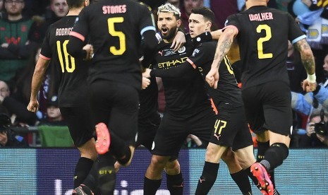 Penyerang Manchester City Sergio Aguero (tengah) merayakan golnya ke gawang Aston Villa pada final Piala Liga Inggris 2019/2020 di Stadion Wembley, Senin (2/3) dini hari WIB.