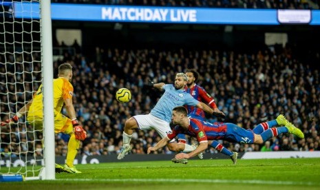 Penyerang Manchester City Sergio Aguero (tengah) saat hendak menjebol gawang Crystal Palace.