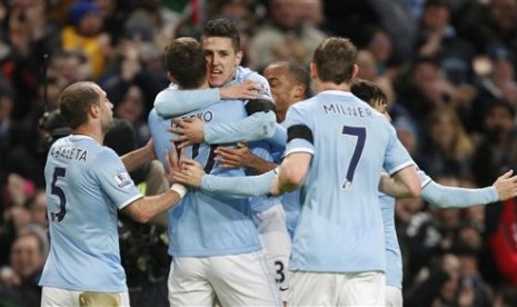 Penyerang Manchester City Stevan Jovetic berrsama rekan-rekannya merayakan golnya ke gawang Chelsea pada laga 16 besar Piala FA, Ahad (16/2) dini hari WIB.