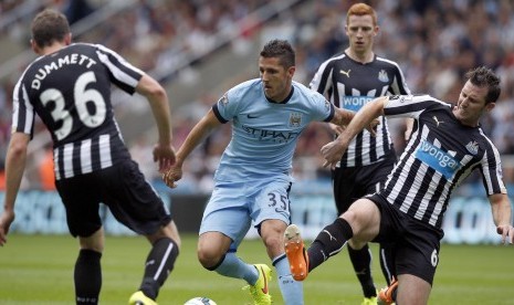 Penyerang Manchester City, Stevan Jovetic (tengah).