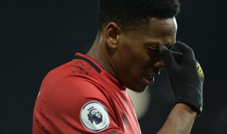 Penyerang Manchester United Anthony Martial bakal absen memperkuat timnya melawan Tottenham Hotspur karena mengalami gangguan otot.