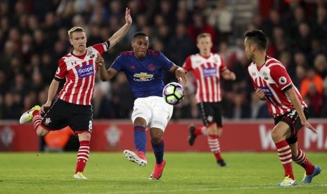 Penyerang Manchester United Anthony Martial (kedua kiri) melepaskan tendangan saat melawan Southampton.