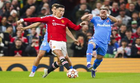 Penyerang Manchester United, Cristiano Ronaldo diapit pemain Atletico Madrid pada leg 2 Perempat Final Liga Champions di Stadion Old Trafford, Rabu (16/3/2022) dini hari WIB.