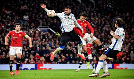 Penyerang Manchester United Cristiano Ronaldo (kedua kanan) mencetak gol kemenangan timnya ke gawang Atalanta.