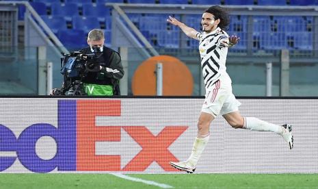 Penyerang Manchester United Edinson Cavani merayakan golnya ke gawang AS Roma pada leg kedua semifinal Liga Europa di Stadion Olimpico, Roma, Jumat (7/5) dini hari WIB.