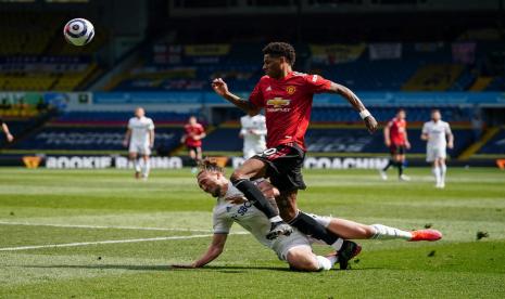 Penyerang Manchester United, Marcus Rashford (Kanan) dan Bek Leeds United, Luke Ayling (Kiri),