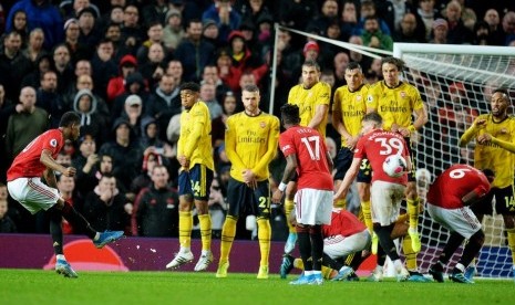 Penyerang Manchester United Marcus Rashford (kiri) mengambil tendangan bebas dalam pertandingan Liga Primer Inggris kontra Arsenal di Old Trafford, Manchester, Selasa (1/10) dini hari WIB. 