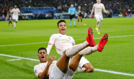 Penyerang Manchester United Marcus Rashford (kiri) merayakan golnya ke gawang PSG.