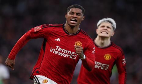 Penyerang Manchester United Marcus Rashford merayakan gol ke gawang Everton di Piala FA.