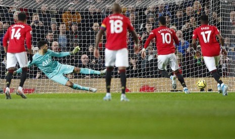 Penyerang Manchester United (MU) Marcus Rashford (10) mencetak gol penalti ke gawang Tottenham Hotspur. MU mengalahkan Tottenham 2-1.