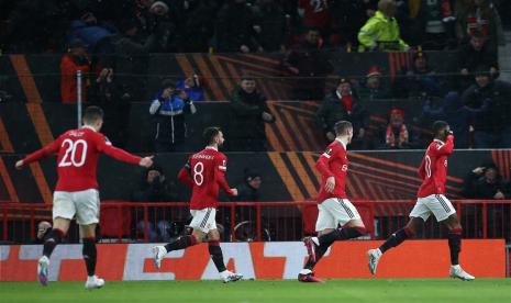 Penyerang Manchester United (MU) Marcus Rashford merayakan golnya ke gawang Real Betis dalam pertandingan leg pertama 16 besar Liga Europa di Stadion Old Trafford, Manchester, Jumat (10/3/2023) dini hari WIB.