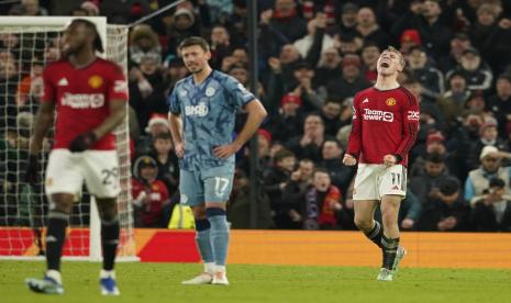 Penyerang Manchester United (MU) Rasmus Hojlund (kanan) merayakan gol pertamanya di Liga Primer Inggris. Hojlun menjebol gawang Aston Villa untuk membawa MU menang 2-0, Rabu (27/12/2023) dini hari WIB.