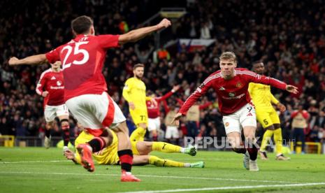 Penyerang Manchester United (MU) Rasmus Hojlund (kanan) merayakan golnya ke gawang Bodo/Glimt dalam laga kelima Liga Europa di Old Trafford, Manchester, Jumat (29/11/2024) dini hari WIB.