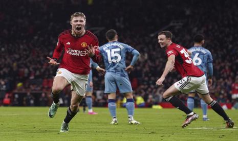 Penyerang Manchester United (MU) Rasmus Hojlund (kiri) merayakan gol pertamanya di Liga Primer Inggris. Hojlun menjebol gawang Aston Villa untuk membawa MU menang 2-0, Rabu (27/12/2023) dini hari WIB.