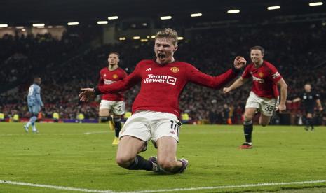 Penyerang Manchester United (MU) Rasmus Hojlund merayakan gol pertamanya di Liga Primer Inggris. Hojlun menjebol gawang Aston Villa untuk membawa MU menang 2-0, Rabu (27/12/2023) dini hari WIB.