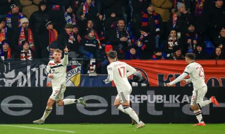 Penyerang Manchester United Rasmus Hojlund (kiri) merayakan golnya ke gawang Viktoria Plzen dalam lanjutan Liga Europa di Doosan Arena, Plzen, Jumat (13/12/2024) dini hari WIB.