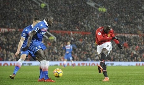 Penyerang Manchester United Romelu Lukaku (kanan) melepaskan tembakan ke gawang Stoke City dalam pertandingan Liga Primer Inggris di Old Trafford, Manchester, Selasa (16/1) dini hari WIB. 