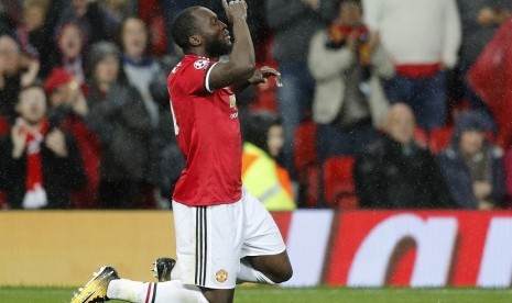 Penyerang Manchester United Romelu Lukaku merayakan golnya ke gawang Basel.