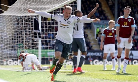 Penyerang Manchester United Wayne Rooney merayakan golnya ke gawang Burnley.