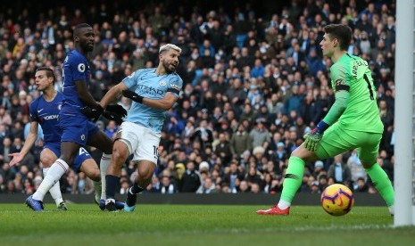 Penyerang Manchster City, Sergio Aguero (kedua kanan) saat menjebol gawang Chelsea dalam lanjutan Liga Primer Inggris pekan ke-27.