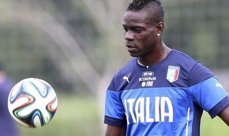 Penyerang Mario Balotelli.