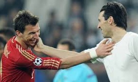 Penyerang Mario Mandzukic (kiri).