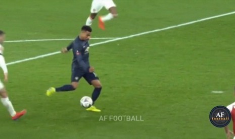 Penyerang MU Jesse Lingard saat melepas tembakan yang membobol gawang Arsenal di laga babak keempat Piala FA.