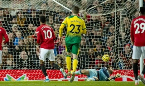 Penyerang MU, Marcus Rashford mencetak gol melalui titik putih pada laga melawan Norwich City.