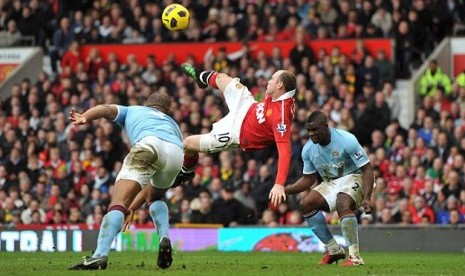 Penyerang MU, Wayne Rooney ketika melawan Manchester City pada musim sebelumnya.