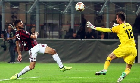 Penyerang muda AC Milan Patrick Cutrone (kiri) mencetak gol kemenangan timnya atas HNK Rijeka pada penyisihan Grup D Liga Europa 2017/2018 di San Siro, Milan, Jumat (29/9) dini hari WIB. Milan menang 3-2. 