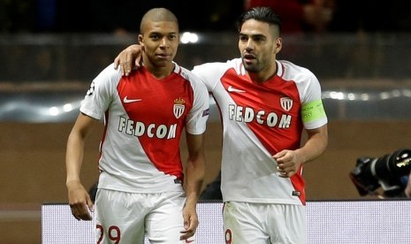 Penyerang muda AS Monaco Kylian Mbappe (kiri) merayakan golnya ke gawang Borussia Dortmund bersama rekannya Radamel Falcao.