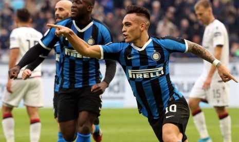 Penyerang muda Inter Milan Lautaro Martinez (kanan) meraayakan golnya ke gawang Cagliari.