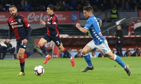 Penyerang Napoli Dries Mertens mengejar bola saat melawan Genoa pada laga Serie A.