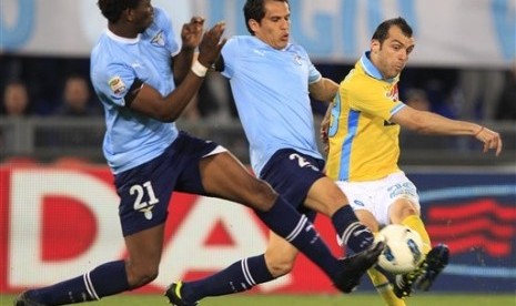 Penyerang Napoli, Goran Pandev (kanan) dihadang oleh dua pemain Lazio, Mobido Diakite dan Cristian Ledesma di Stadion Olympic, Roma, Ahad (8/4) dinihari.