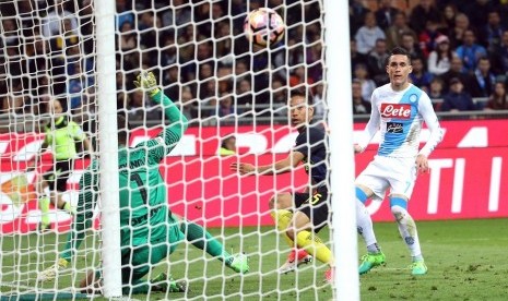 Penyerang Napoli Jose Callejon (kanan) mencetak gol ke gawang Inter Milan.