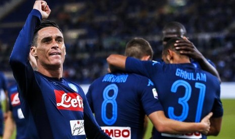 Penyerang Napoli Jose Callejon mengacungkan tangan seusai menjebol gawang Lazio, Kamis (21/9) dini hari WIB.