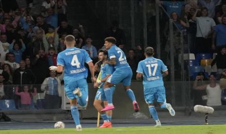 Penyerang Napoli Khvicha Kvaratskhelia (kedua kiri) merayakan gol bersama rekan satu timnya setelah mencetak gol ke gawang Monza dalam pertandingan sepak bola Serie A Liga Italia di Stadion Diego Armando Maradona, Napoli, Senin (30/9/2024) dini hari WIB.