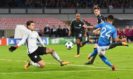 Penyerang Napoli Lorenzo Insigne (kanan) saat menjebol gawang Manchester City.