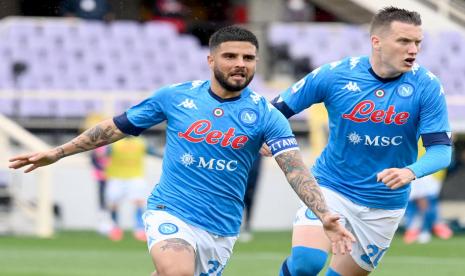 Penyerang Napoli Lorenzo Insigne (kiri) merayakan gol ke gawang Fiorentina dalam lanjutan Serie A.