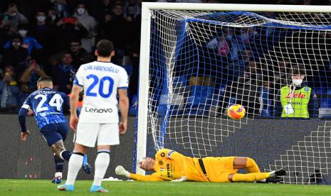 Penyerang Napoli Lorenzo Insigne (kiri) merayakan gol penalti ke gawang Inter Milan dalam lanjutan Serie A Liga Italia di Stadion Diego Armando Maradona, Ahad (13/2/2022) dini hari WIB..