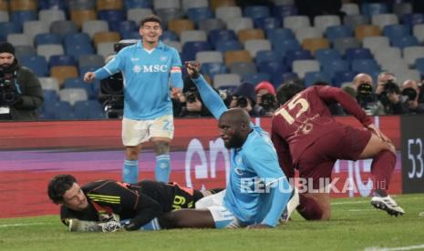 Penyerang Napoli Romelu Lukaku (kedua kanan) merayakan golnya ke gawang AS Roma selama pertandingan sepak bola Serie A Liga Italia di Stadion Diego Armando Maradona Napoli, Italia, Ahad (25/11/2024) dini hari WIB. 